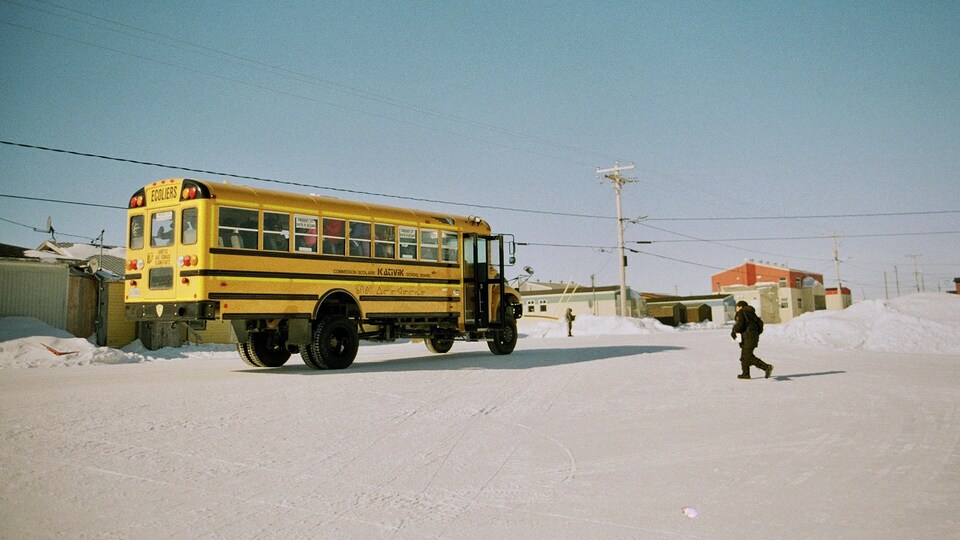 Un autobus de la Commission scolaire Kativik vient chercher les élèves de l'école secondaire inuite Asimautaq de Kuujjuarapik à la fin de leurs cours (mars 2018).