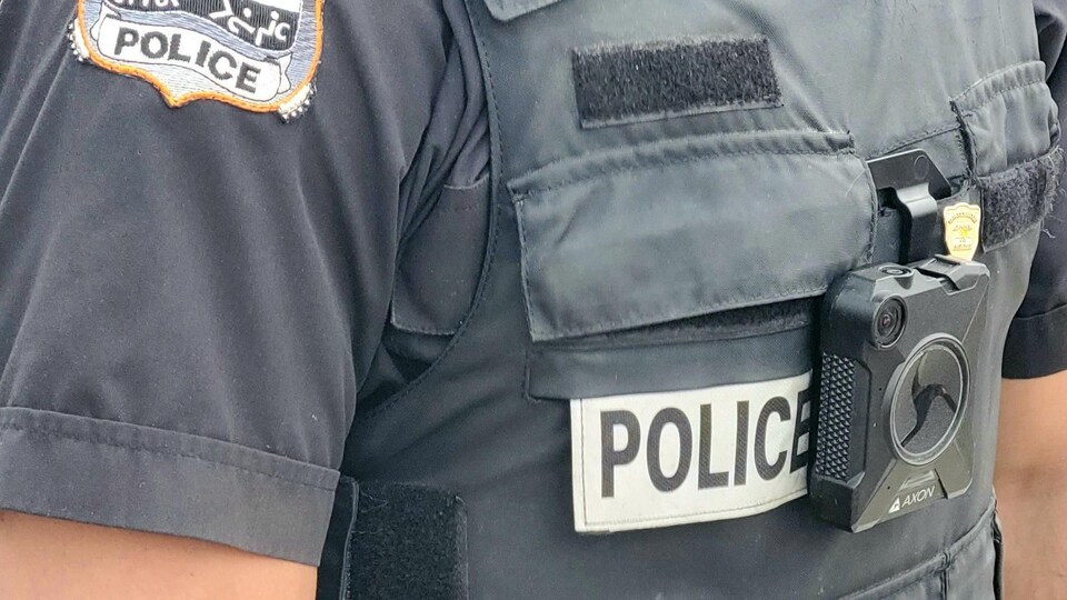 Un policier du Corps de police régional Kativik est muni d'une caméra corporelle.