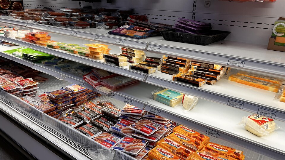 Étalage de fromages dans l'épicerie.