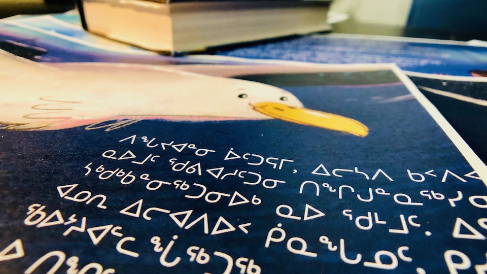 La page d’un livre pour enfants en inuktitut.