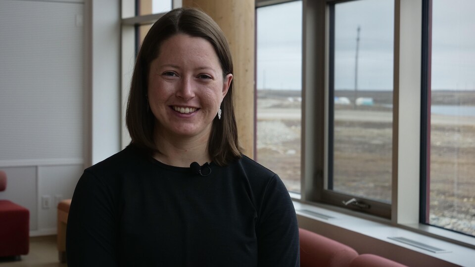 La chercheuse Amanda Savoie dans la salle principale de la Station canadienne de recherche dans l'Extrême-Arctique, à Cambridge Bay.