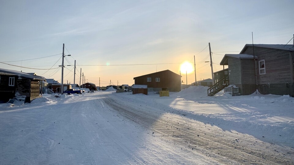 Une rue d'Arviat au mois de février.
