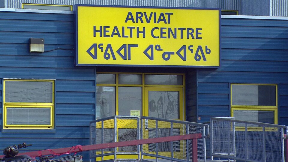 La façade extérieure du centre de santé d'Arviat.