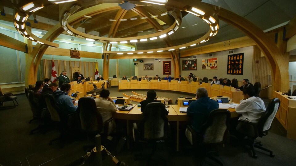 Les ministres et les députés écoutent le discours de présentation du budget du ministre des Finances du Nunavut, le jeudi 23 février 2023.