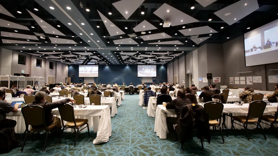 Plusieurs dizaines de personnes sont réunies dans une salle de conférence d'Iqaluit.