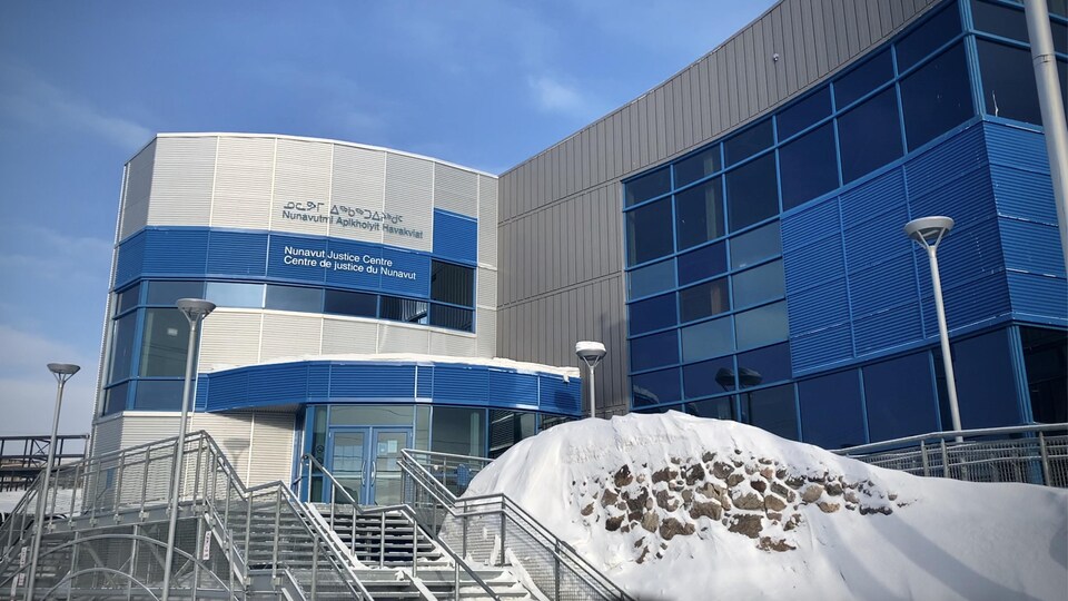 La façade extérieure du Centre de justice du Nunavut d'Iqaluit durant l'hiver.