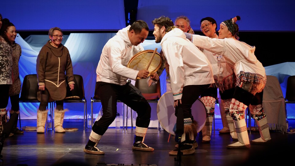 Des artistes présentent un spectacle de danse du tambour sur la scène du Centre culturel Katuaq, à Nuuk.