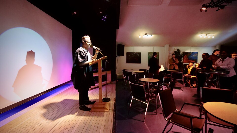 Le président de l'Association des francophones du Nunavut, Goump Djalogue, se tient sur la scène du Franco-Centre.
