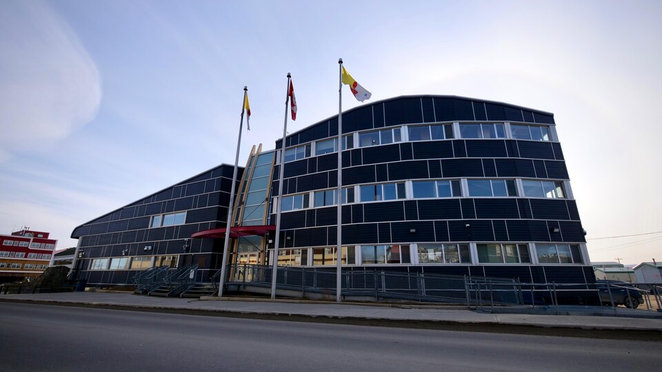 La façade extérieure de l'Assemblée législative.