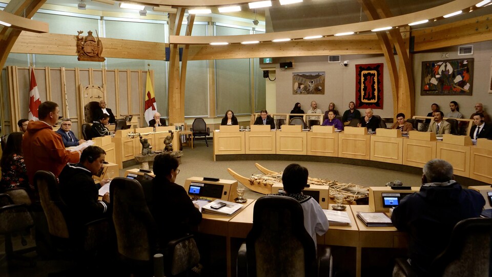 Les députés et les ministres du Nunavut réunis en Chambre, à l'Assemblée législative du Nunavut, le 26 octobre 2022.