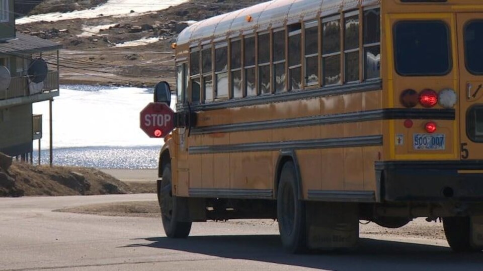 Un autobus scolaire dans une rue d'Iqaluit, au Nunavut.