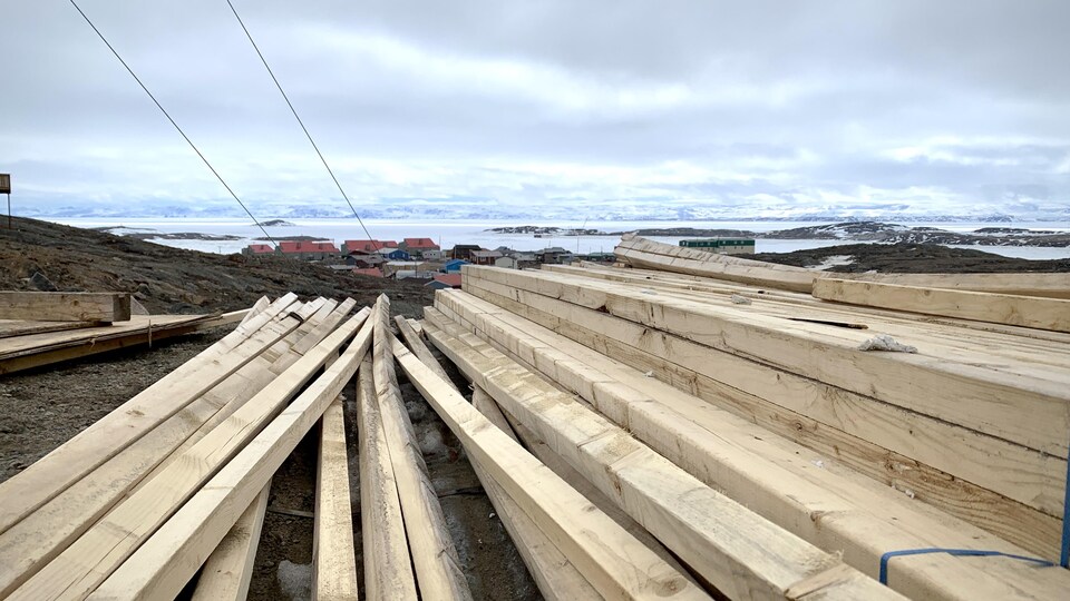 Des planches de bois sont posées sur le sol.