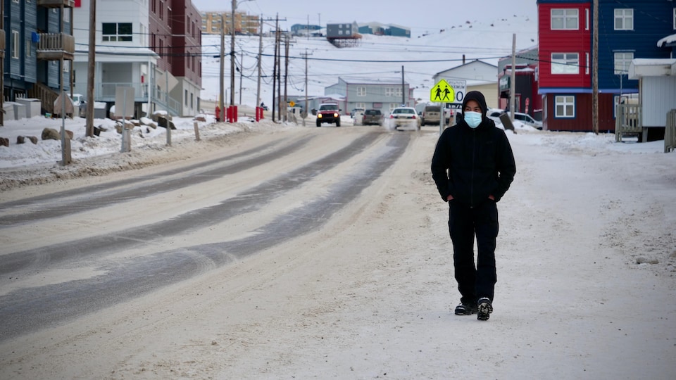 Un passant porte un masque dans une rue d'Iqaluit.