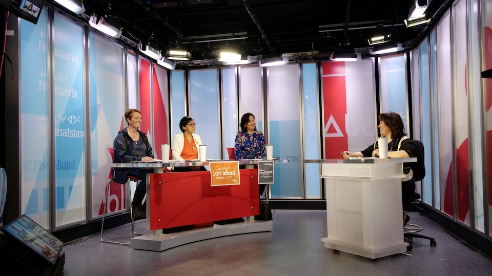 Les trois candidates et une animatrice de CBC lors du débat électoral.