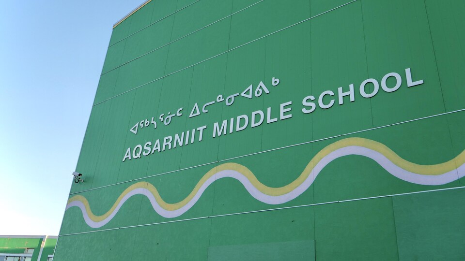 La façade extérieure de l'École Aqsarniit.