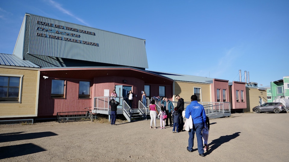 Des parents d'Iqaluit accompagnent leurs enfants à la rentrée des classes, en septembre 2020.