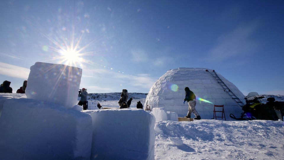 Le soleil plombe sur un gigantesque igloo près d'Iqaluit.