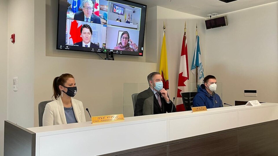 Une conférence de presse au Nunavut avec les autorités fédérales, dont Justin Trudeau, apparaissant en visioconférence.