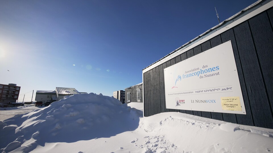 La façade extérieure du Franco-Centre, le bâtiment de l'Association des francophones du Nunavut, à Iqaluit.
