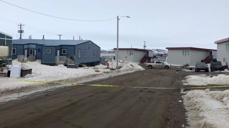 Un ruban de sécurité est suspendu au travers d'une rue d'Iqaluit lors d'une scène de crime.