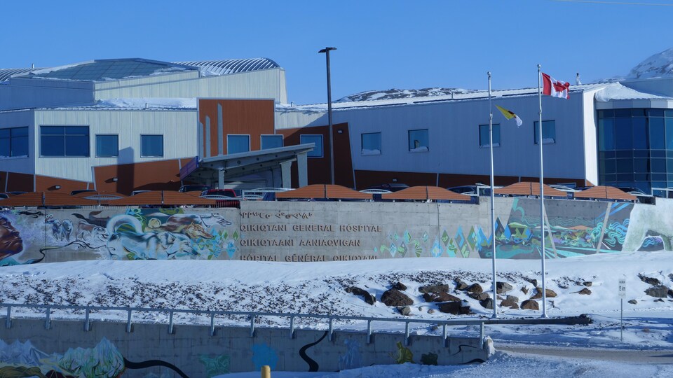 L'Hôpital général Qikiqtani d'Iqaluit sous la neige.