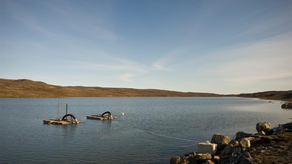 Le lac Sans Nom est situé à quelques kilomètres à l'est de la rivière Apex.