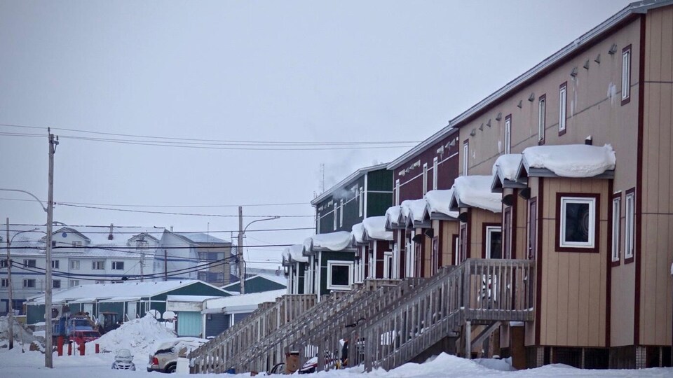 Des maisons sur pilotis à Iqaluit, au Nunavut.