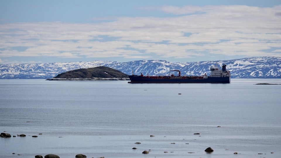 Un pétrolier dans la baie de Frobisher, près d'Iqaluit.