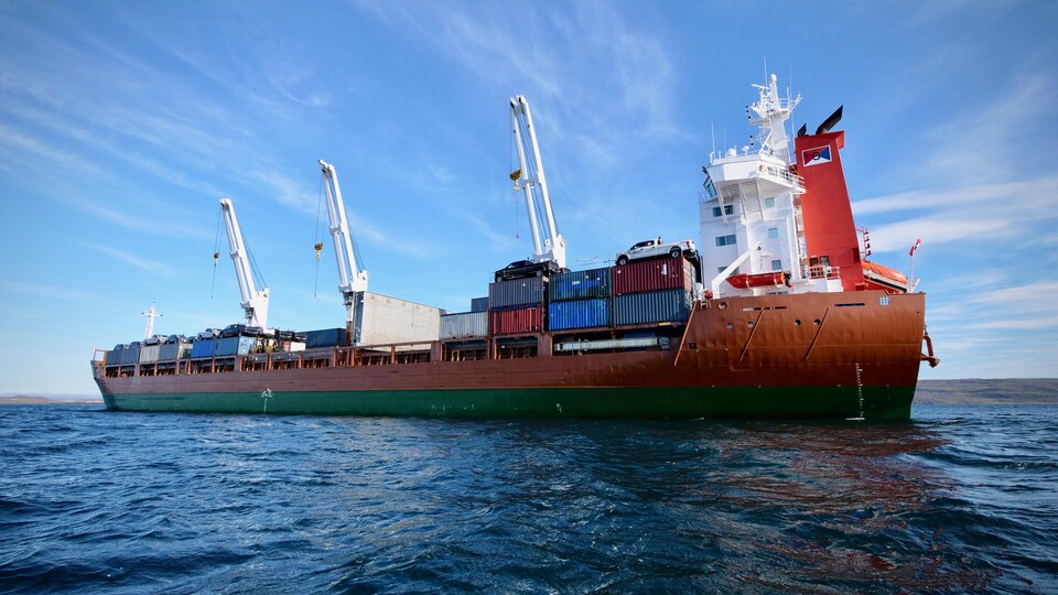 Le MITIQ, que l'on voit ici près d'Iqualuit, se trouve actuellement au port de Bécancour.