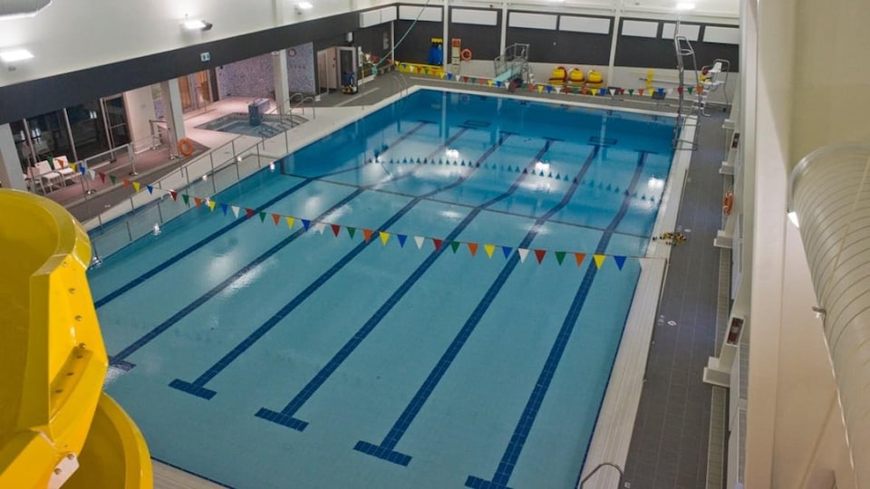 Une vue en hauteur d'une piscine intérieure.