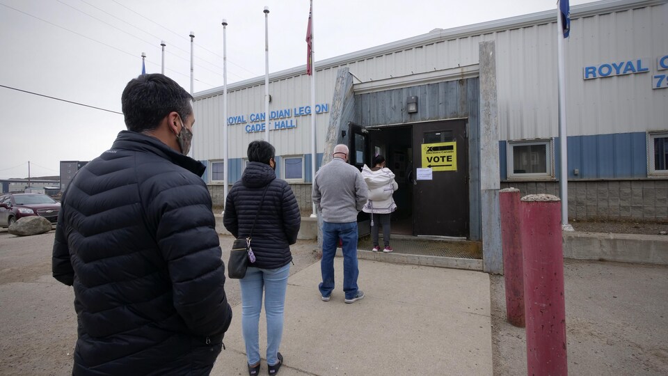Des résidents d'Iqaluit attendent en file pour voter.