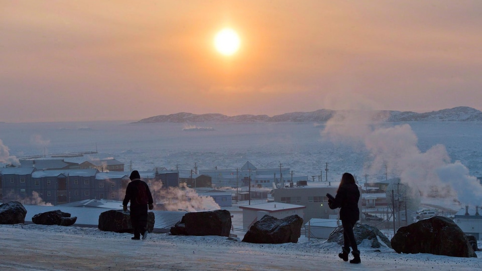 Deux personnes marchent dans une rue d'Iqaluit.