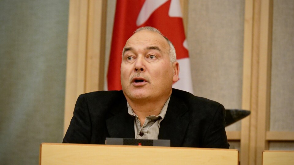 Le premier ministre du Nunavut, Joe Savikataaq, lors d'un point de presse à l'Assemblée législative.