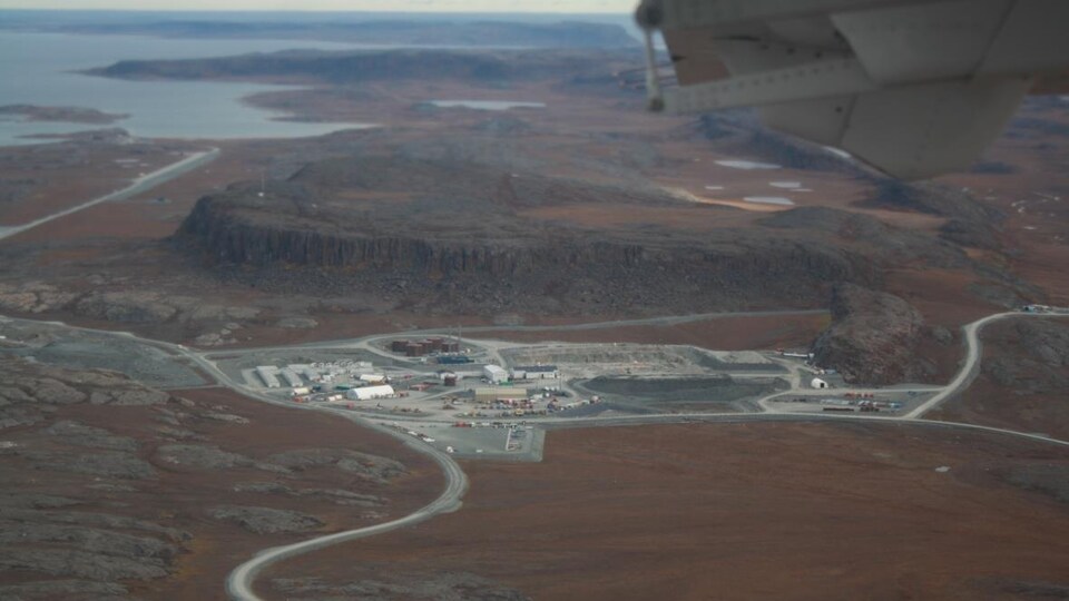 Une vue aérienne de la mine d'or.