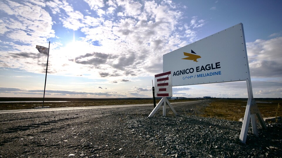 Une pancarte d'Agnico Eagle, à l'entrée de la mine Meliadine.