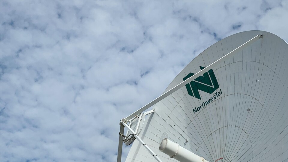 Une coupole satellite avec le logo de Northwestel.