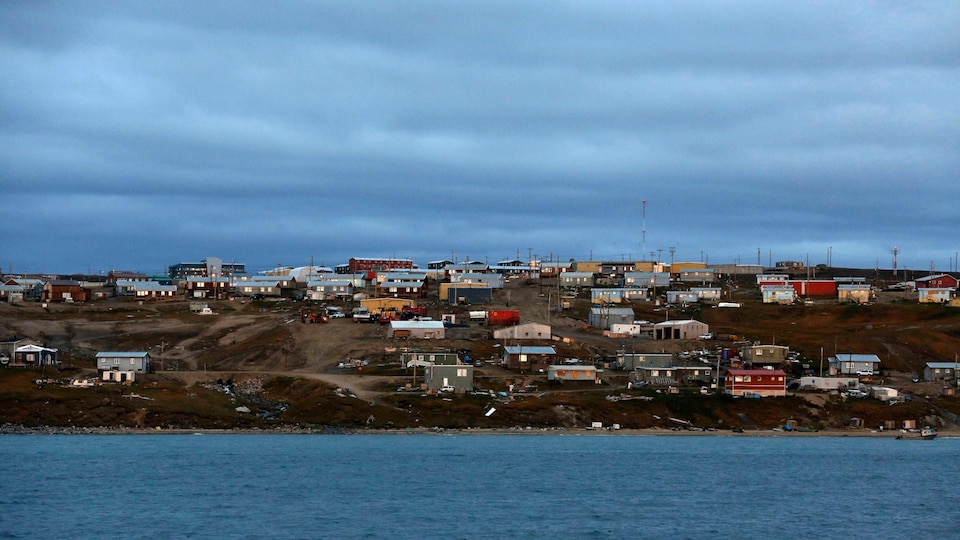 Une vue générale de la communauté arctique de Pond Inlet, au Nunavut.