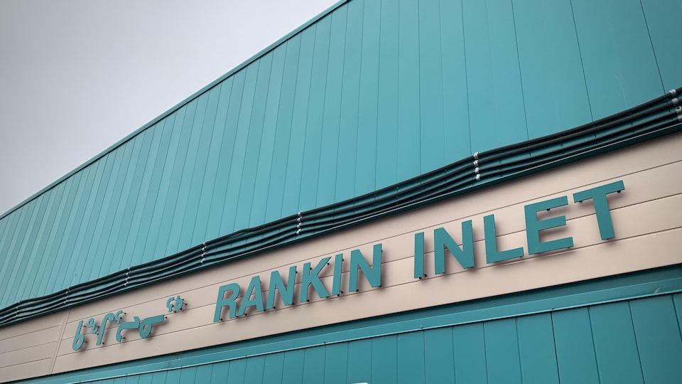 La façade extérieure de l'aéroport de Rankin Inlet.