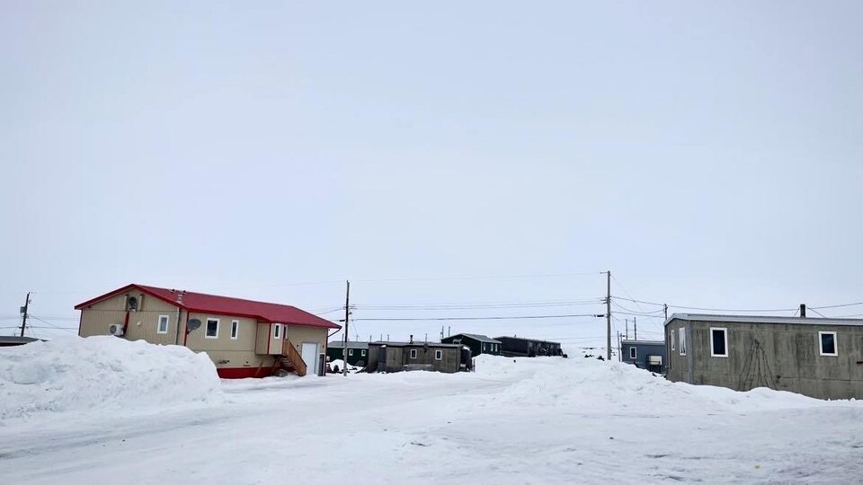 Une rue enneigée de Sanikiluaq.