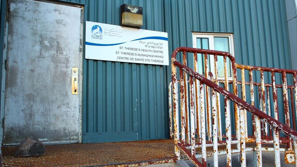 Photographie de l'entrée du centre de santé Sainte-Thérèse.