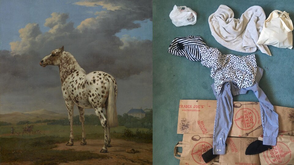 Des vêtements sont disposés sur le sol de façon à ressembler au cheval et aux nuages de l'œuvre d'art.
