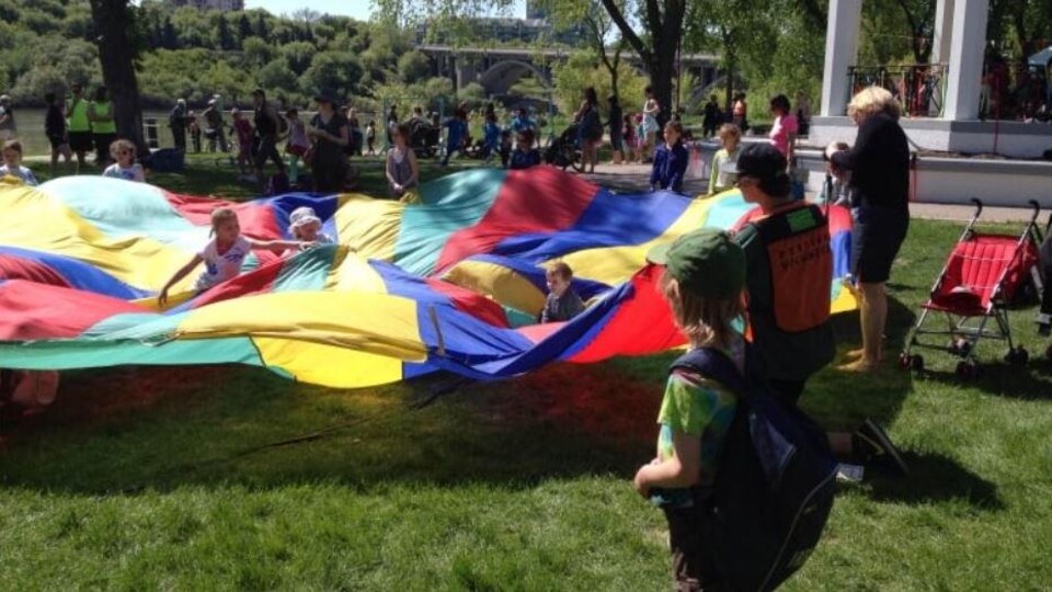 Des enfants s'amusent lors du festival des enfants Nutrien à Saskatoon.