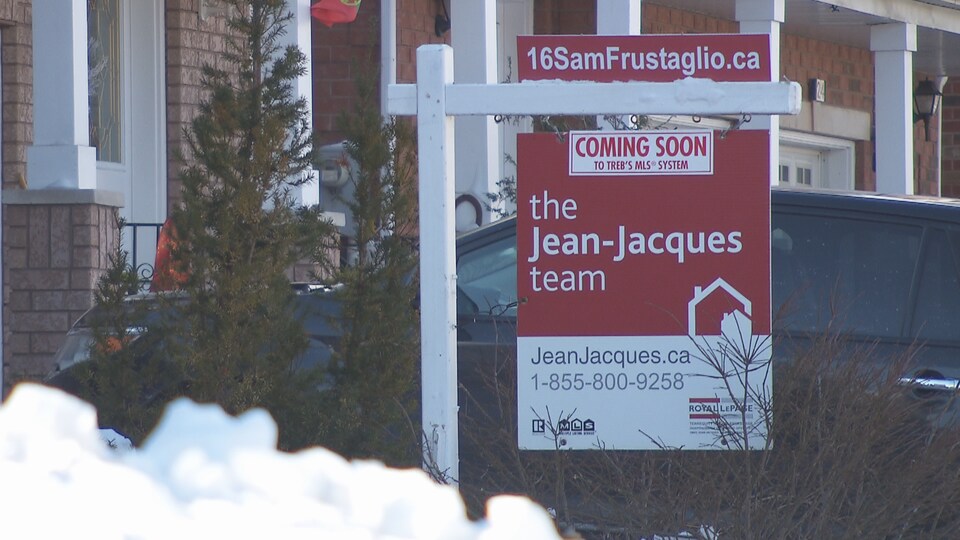 La pancarte d'Obed Jean-Jacques devant une maison.