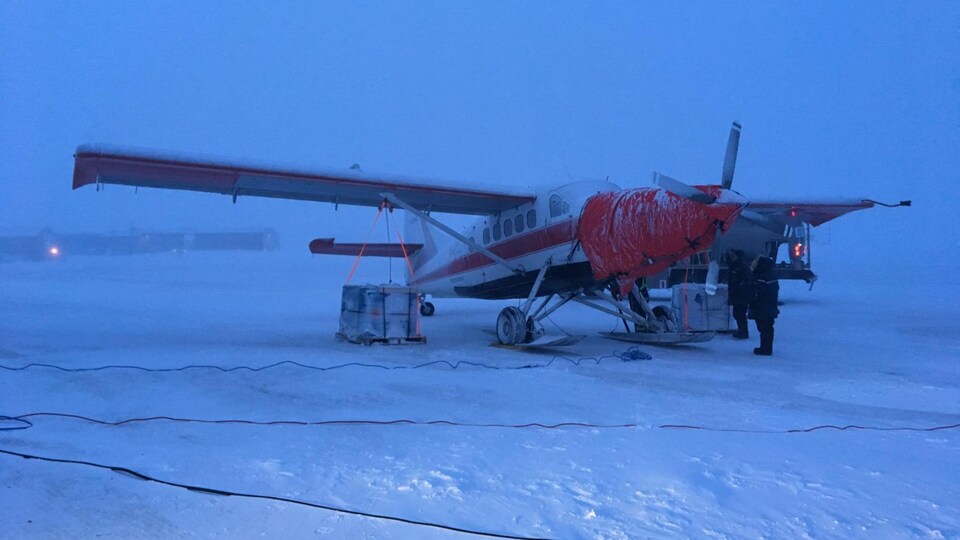 Photo de l'avion pendant dans le blizzard