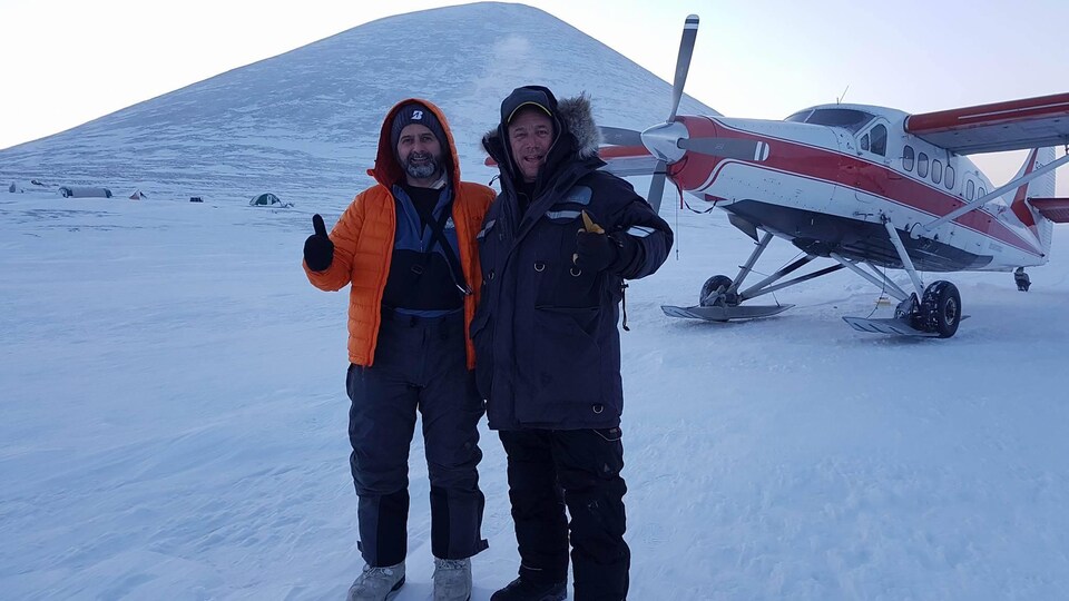 Photo de Martin et Dave sur la glace devant l'avion