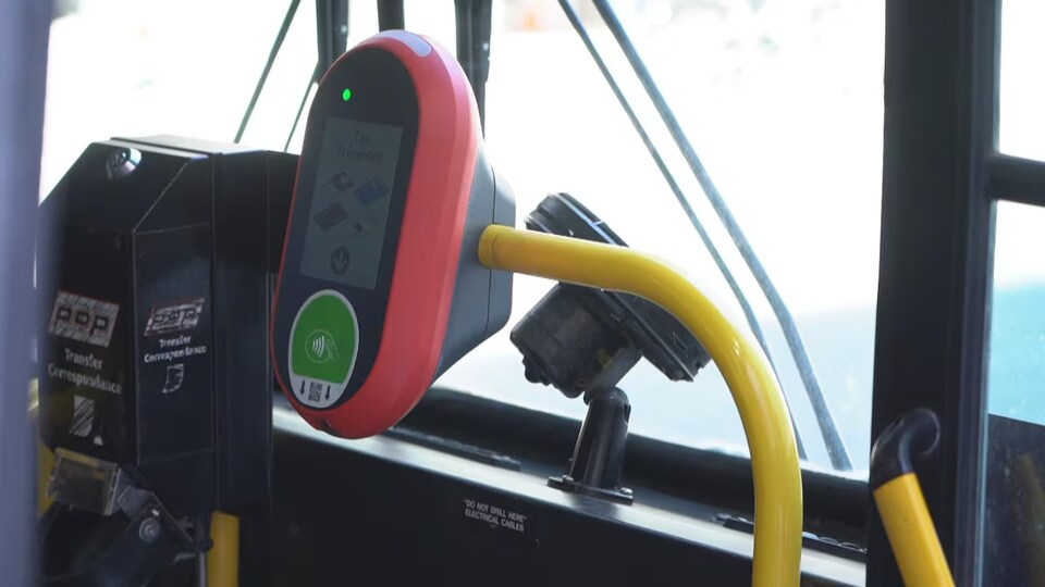 Un lecteur de carte à puce dans un autobus.