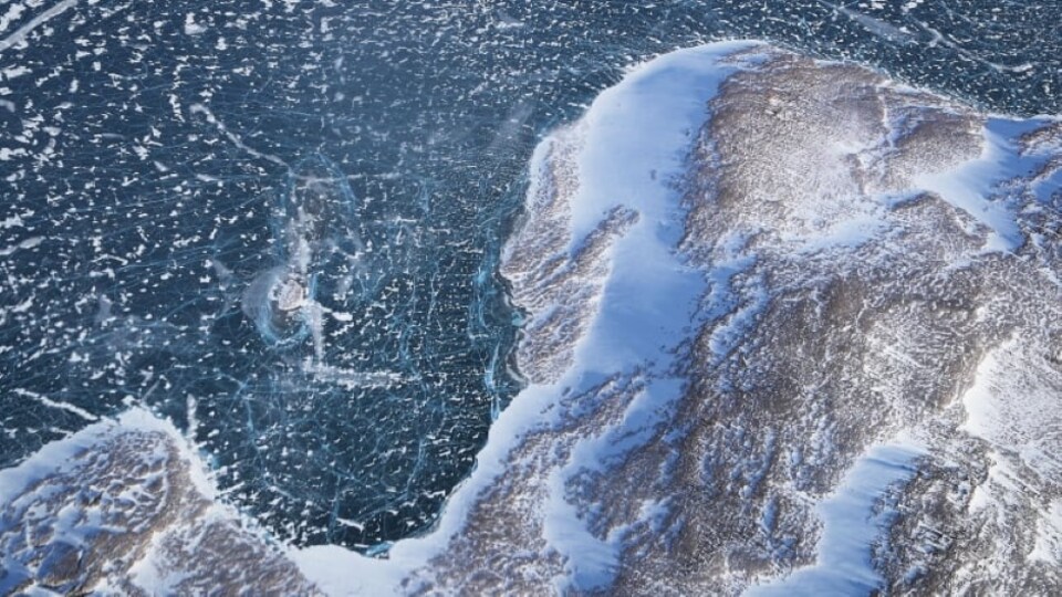 La glace de mer rencontre la terre.