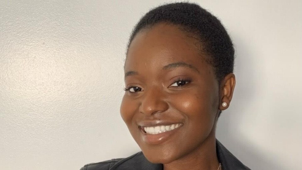 Océane Yao tenant une tablette avec l'image du Médiathon.