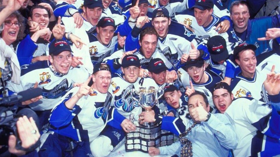 L'Océanic de Rimouski, équipe championne du tournoi de la Coupe Memorial en 2000