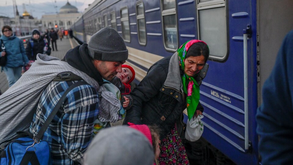 Une famille ukrainienne fuit Odessa le 9 mars 2022.